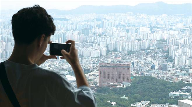 정부의 과세 기조 변화는 개인에만 머물지 않는다. 기업이 보유한 비업무용 부동산도 다음 타깃으로 거론된다. 사진은 서울 시내 아파트 단지 전경. (연합뉴스)