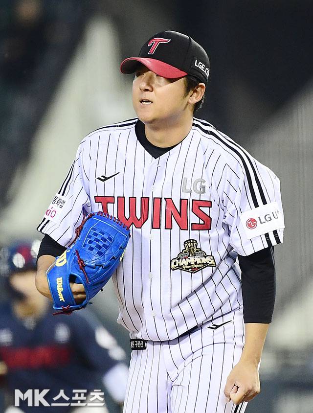 14일 오후 서울 잠실구장에서 ‘2026 신한 SOL KBO 리그’ 롯데 자이언츠와 LG 트윈스 경기가 열렸다. 3회초 2사 1, 2루에서 LG 선발 송승기가 롯데 레이예스를 삼진처리한 후 주먹을 불끈 쥐어보이고 있다. 사진=김영구 기자