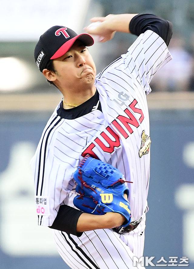 14일 오후 서울 잠실구장에서 ‘2026 신한 SOL KBO 리그’ 롯데 자이언츠와 LG 트윈스 경기가 열렸다. LG 선발 송승기가 역투하고 있다. 사진=김영구 기자