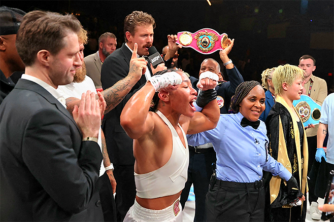 얼리샤 바움가드너가 2026년 4월 미국 매디슨 스퀘어 가든에서 국제복싱연맹 세계복싱협회 세계복싱기구 여자 슈퍼페더급 통합 타이틀 방어 후 기뻐하고 있다. 오른쪽은 아쉬워하는 세계복싱평의회 인터내셔널 챔피언 출신 도전자 신보미레. 사진=Getty Images=연합뉴스 제공