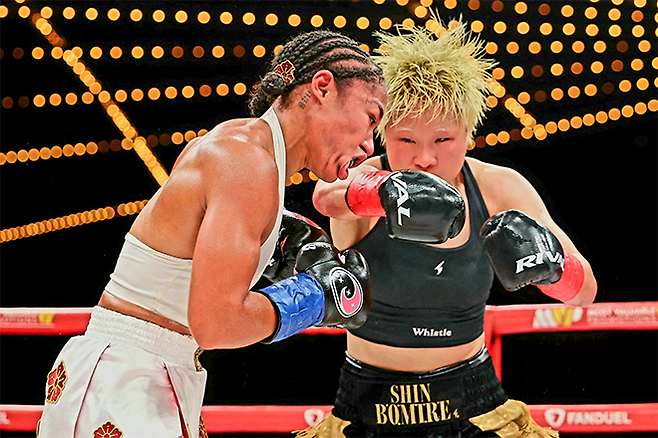 세계복싱평의회 인터내셔널 챔피언 출신 신보미레가 2026년 4월 미국 뉴욕 매디슨 스퀘어 가든에서 국제복싱연맹 세계복싱협회 세계복싱기구 여자 슈퍼페더급 타이틀 도전자로서 통합 챔피언 얼리샤 바움가드너를 공격하고 있다. 사진=Getty Images=연합뉴스 제공