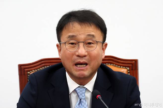 [서울=뉴시스] 고승민 기자 = 한병도 더불어민주당 원내대표가 21일 서울 여의도 국회에서 열린 원내대책회의에서 발언하고 있다. 2026.04.21/사진=고승민