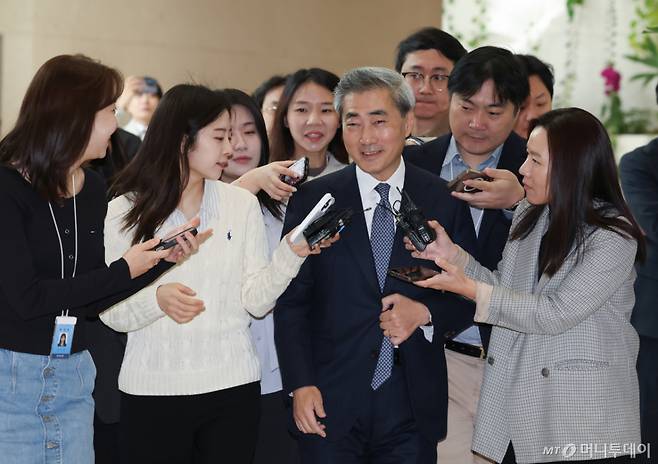 (서울=뉴스1) 이종수 인턴기자 = 신현송 한국은행 총재가 21일 오전 서울 중구 한국은행 본관으로 첫 출근을 하며 취재진 질문을 받고 있다. 2026.4.21/뉴스1  Copyright (C) 뉴스1. All rights reserved. 무단 전재 및 재배포,  AI학습 이용 금지. /사진=(서울=뉴스1) 이종수 인턴기자