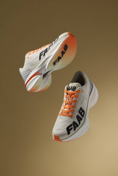 러닝화 전문 브랜드 파브(FAAB)의 카본 러닝화 신제품 '카본 내비'./사진제공=파브