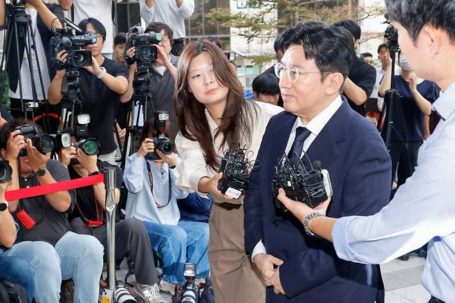 방시혁 하이브 의장이 지난해 9월15일 오전 자본시장법 위반 혐의(사기적 부정거래) 관련 조사를 받기 위해 마포구 서울경찰청 금융범죄수사대에 출석하고 있다./사진=뉴스1.