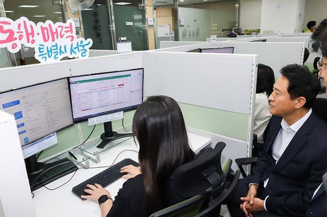 오세훈 서울시장이 지난해 10월 2일 오후, 추석연휴를 앞두고 '120다산콜센터'를 방문해 AI(인공지능)상담사 챗봇 '서울톡' 상담을 점검하고 있다./사진제공=서울시