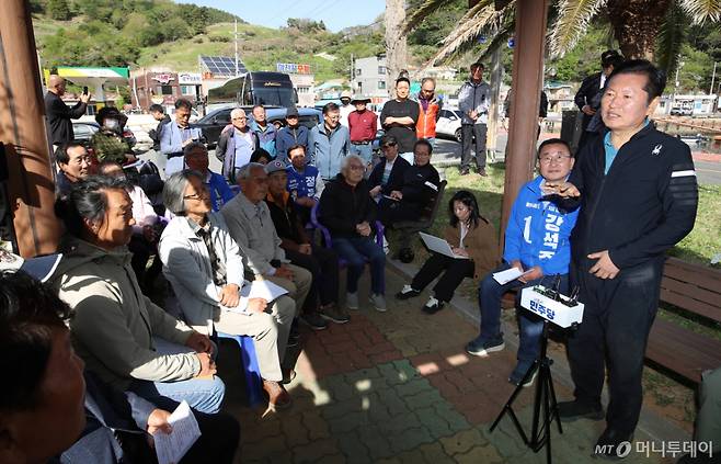 (통영=뉴스1) 윤일지 기자 = 정청래 더불어민주당 대표가 21일 오후 경남 통영 욕지도 한 공원에서 열린 '도서민 생활여건 개선을 위한 주민 간담회'에서 발언을 하고 있다.  2026.4.21/뉴스1  Copyright (C) 뉴스1. All rights reserved. 무단 전재 및 재배포,  AI학습 이용 금지. /사진=(통영=뉴스1) 윤일지 기자