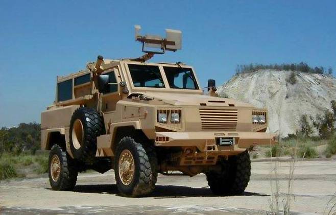 애쉬 카터의 제안에 따라 이라크 등에 보급된 지뢰방호장갑차(MRAP). 차량과 지면의 간격을 넓히고 아래에 V자 형태의 장갑을 장착했다./사진=미국 국방부