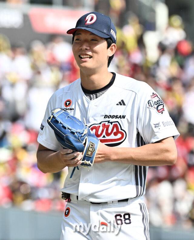 최민석이 19일 오후 서울 잠실야구장에서 진행된 열린 KIA전에서 투구를 마치고 더그아웃으로 향하고 있다./잠실=송일섭 기자