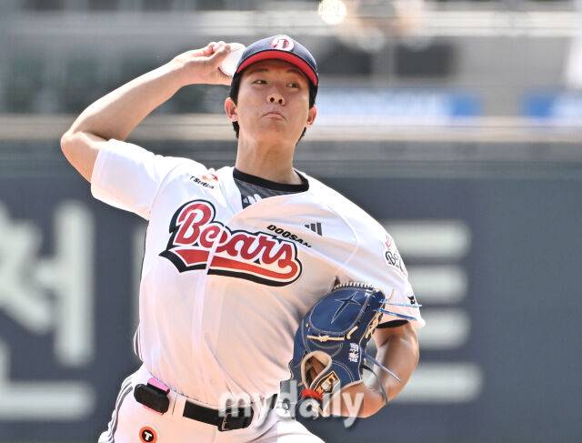 최민석이 19일 오후 서울 잠실야구장에서 진행된 열린 KIA전에서 투구하고 있다./잠실=송일섭 기자