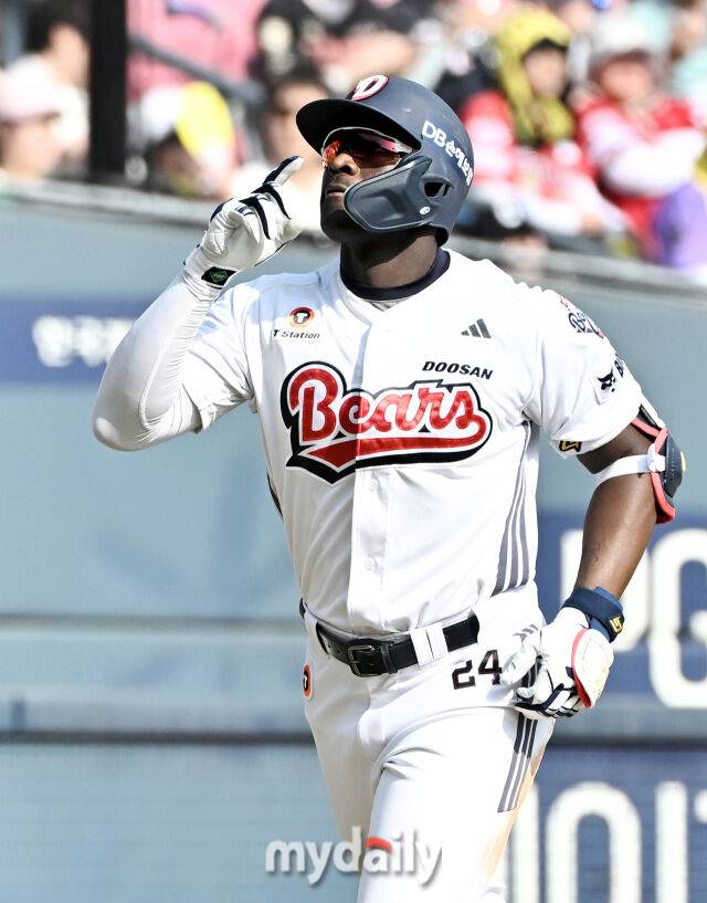 19일 오후 서울 잠실야구장에서 진행된 '2026 프로야구 KBO리그' 두산베어스와 KIA타이거즈의 경기. 두산 카메론이 6회말 솔로홈런을 터뜨린 뒤 베이스를 돌고 있다./마이데일리