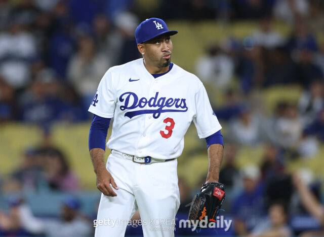 LA 다저스 에드윈 디아즈가 투구를 준비하고 있다./게티이미지코리아