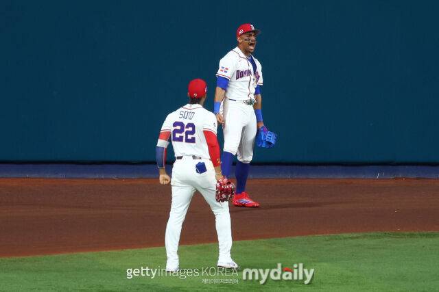 로드리게스(위)가 3월 16일 미국과 2026 WBC 준결승전 5회초 수비에서 저지의 홈런성 타구를 잡아낸 후 팀 동료 후안 소토와 함께 포효하고 있다. /게티이미지코리아