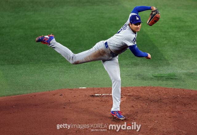 오타니 쇼헤이가 9일 토론토 블루제이스전 공을 던지고 있다. /게티이미지코리아