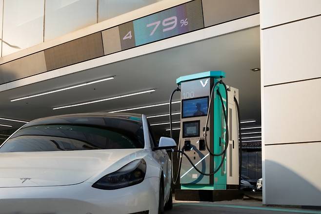 테슬라 차량이 채비(CHAEVI) 3세대 급속 충전기 ‘슈퍼소닉’에서 NACS 케이블로 충전을 하고 있다. [채비 제공]