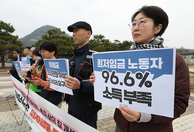 민주노동조합총연맹(민주노총) 공공운수노조가 30일 서울 종로구 청와대 인근에서 연 ‘플랫폼노동자 최저임금 투쟁선포 기자회견’에서 참가자들이 손팻말을 들고 있다. [연합]