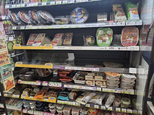 서울 중구에 위치한 편의점 CU의 간편식 매대 일부가 비어 있다. [김진 기자]