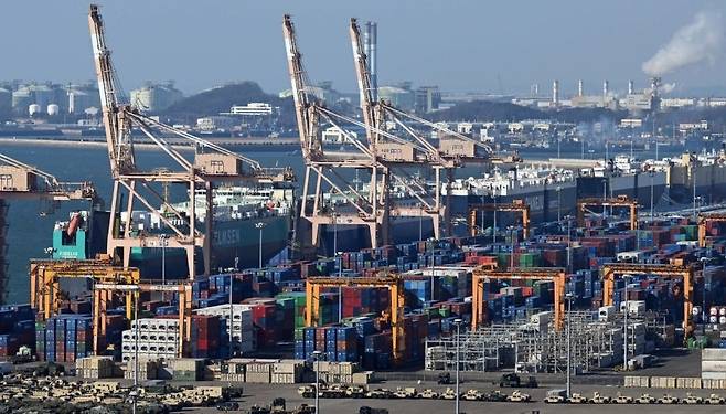 경기 평택시 평택항에 수출을 앞둔 컨테이너가 쌓여있는 모습. [헤럴드경제DB]