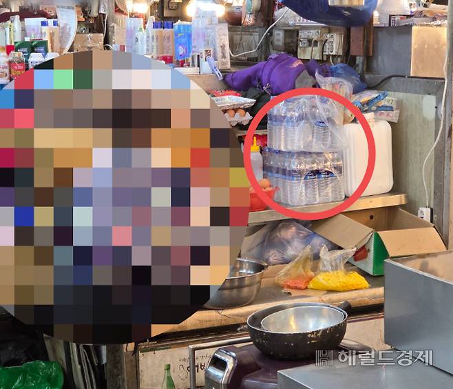 지난 20일 오전 서울 종로구 광장시장의 한 노점의 생수병 더미. 이영기 기자.