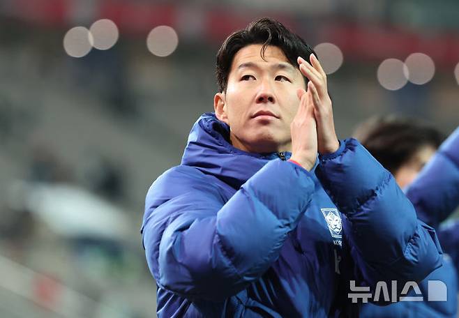[서울=뉴시스] 황준선 기자 = 18일 오후 서울 마포구 서울월드컵경기장에서 열린 축구 국가대표팀 평가전 대한민국과 가나의 경기, 1-0으로 승리한 한국 손흥민이 관중들에게 인사하고 있다. 2025.11.18. hwang@newsis.com