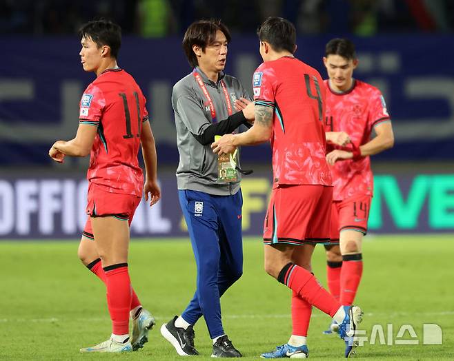 [쿠웨이트시티(쿠웨이트)=뉴시스] 이영환 기자 = 14일 오후(현지시각) 쿠웨이트 자베르 알아흐마드 국제경기장에서 열린 2026 국제축구연맹(FIFA) 북중미 월드컵 아시아 3차 예선 B조 5차전 한국과 쿠웨이트의 경기 3-1로 승리한 한국 홍명보 감독이 김민재 등 선수들을 격려하고 있다. 2024.11.14. 20hwan@newsis.com