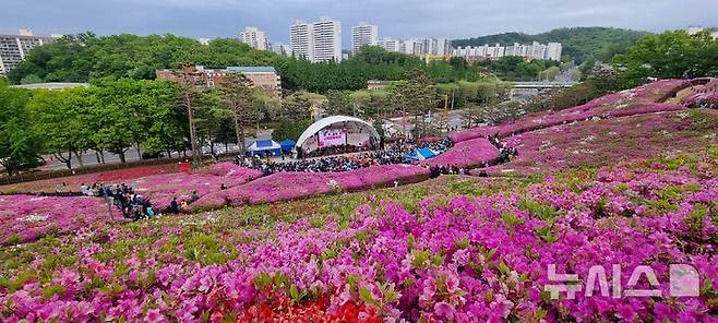[군포=뉴시스] 지난해 4월 열린 ‘2025 군포 철쭉 축제’ 현장 전경. (사진=군포시)