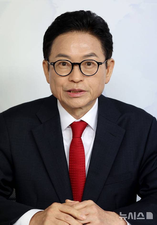 [대구=뉴시스] 이무열 기자 = 이철우 국민의힘 경북도지사 후보가 2일 대구 매일신문사 스튜디오에서 열린 '제9회 전국동시지방선거 국민의힘 경상북도지사 경선비전 토론회'에서 발언하고 있다. 2026.04.02. lmy@newsis.com