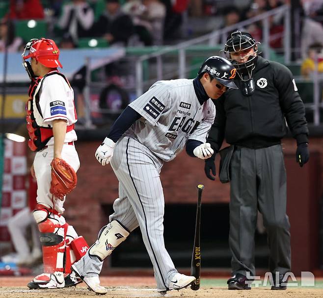 [인천=뉴시스] 최진석 기자 = 7일 인천 랜더스필드에서 열린 2026 KBO리그 한화 이글스와 SSG 랜더스의 경기, 7회초 무사 주자없는 상황 한화 노시환이 삼진아웃을 당하고 더그아웃으로 들어가고 있다. 2026.04.07. myjs@newsis.com