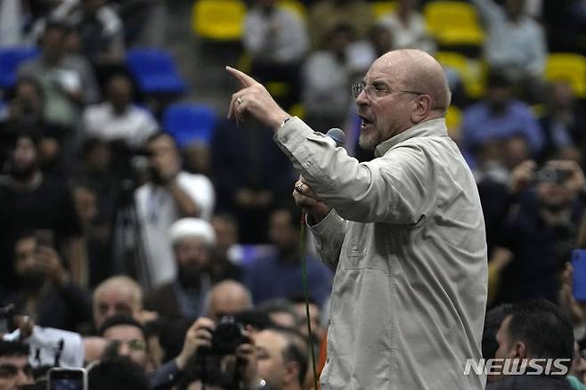 [테헤란=AP/뉴시스] 미국-이란 2주 휴전 만료가 이틀 앞으로 다가온 가운데, 양국이 모두 강경론과 협상론이 혼재된 메시지를 내면서 2차 평화 협상의 불확실성이 높아졌다. 2026.04.21.