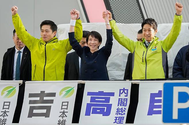 [도쿄=AP/뉴시스]지난 1월 27일 다카이치 사나에(가운데) 일본 총리가 도쿄에서 연립여당 일본유신회와 함께 합동 유세에 나서 지지자들에게 인사하고 있다. 그의 왼쪽이 요시무라 히로후미 유신회 대표, 오른쪽이 후지타 후미타케 유신회 공동 대표. 2026.04.21.