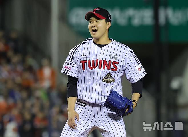[서울=뉴시스] 홍효식 기자 = 21일 서울 송파구 잠실야구장에서 열린 2026 KBO 리그 한화 이글스와 LG 트윈스의 경기, 9회초 마무리 투수 유영찬이 삼진을 잡은 뒤 기뻐하고 있다. 2026.04.21. yesphoto@newsis.com