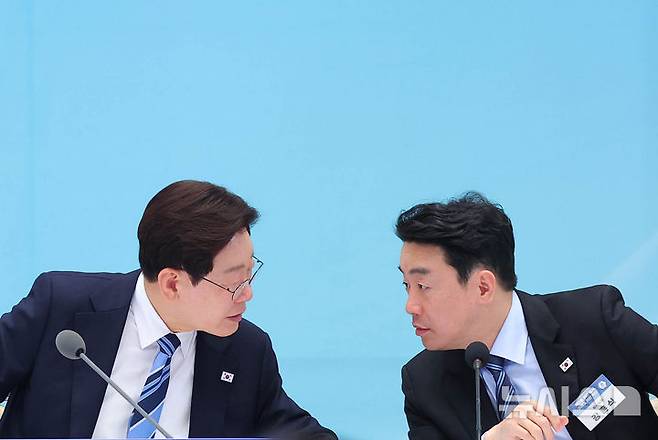 [서울=뉴시스] 고범준 기자 = 이재명 대통령과 강훈식 비서실장이 17일 청와대에서 열린 공공기관 및 유관기관 업무보고에서 대화하고 있다. (청와대통신사진기자단) 2026.04.17. bjko@newsis.com