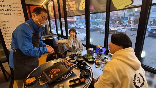 식당에서 아르바이트 중인 손훈모 후보. 손 후보 제공