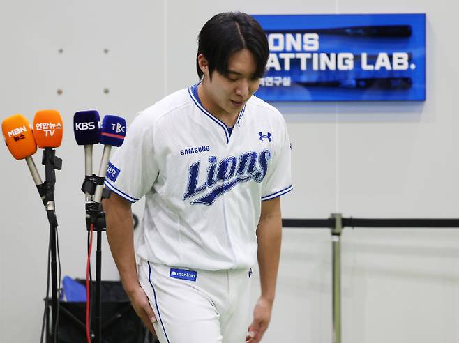 21일 오후 대구 삼성 라이온즈 파크에서 삼성 라이온즈 투수 원태인이 지난 19일 열린 LG 트윈스와 경기 당시 자신이 격한 감정을 표출한 것과 관련해 사과의 뜻을 밝히며 고개를 숙이고 있다. 연합뉴스