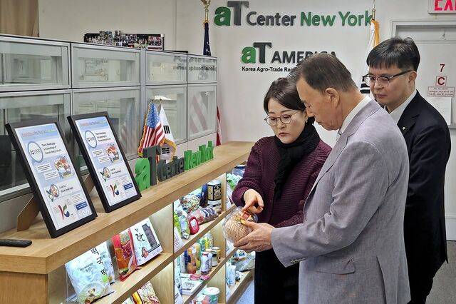 홍문표 aT(한국농수산식품유통공사) 사장이 19일 aT 뉴욕지사를 방문해 미주지역 케이푸드 수출 동향과 현지 마케팅 추진 전략 등을 점검하고 있다. aT