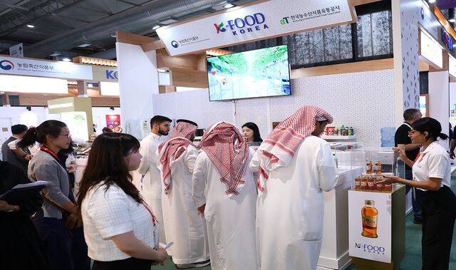 농림축산식품부와 aT(한국농수산식품유통공사)는 16~30일 ‘2026년 농식품 글로벌 성장패키지 지원사업’ 참여 기업을 모집 중이다. 2026년 제1차 추가경정예산(추경) 72억원을 재원으로 하는 이 사업은 중동 전쟁 장기화로 인한 농식품 수출기업 부담을 완하하고자 추진한다. 사진은 중동 지역에서 열린 케이푸드 홍보 행사 현장으로 기사와 직접 관련 없음. aT