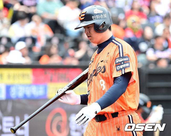 [OSEN=대전, 최규한 기자] 12일 대전 한화생명볼파크에서 ‘2026 신한 SOL KBO리그’ 한화 이글스와 KIA 타이거즈의 경기가 열렸다.홈팀 한화는 잭 쿠싱, 방문팀 KIA는 애덤 올러를 선발로 내세웠다. 6회말 무사 선두타자로 나선 한화 노시환이 내야 파울 뜬공으로 물러나고 있다. 2026.04.12 / dreamer@osen.co.kr