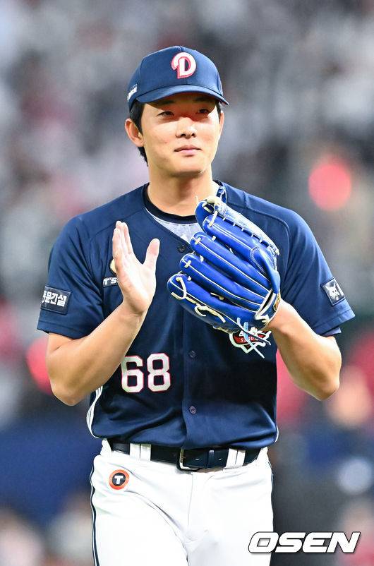 [OSEN=인천, 민경훈 기자] 14일 오후 인천 SSG랜더스필드에서 ‘2026 신한 SOL Bank KBO리그'&nbsp;SSG 랜더스와 두산 베어스의 경기가 진행됐다.이날 SSG는 타케다를, 두산은 최민석을 선발투수로 내세웠다.6회말을 마친 두산 최민석이 기뻐하고 있다. 2026.04.14 / rumi@osen.co.kr