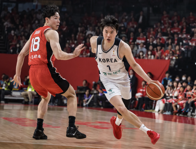[사진] 한일전에서 맞대결한 이현중과 바바 / FIBA 제공
