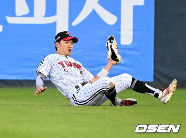 [OSEN=잠실, 이대선 기자] 15일 서울 잠실야구장에서 2026 신한 SOL KBO리그 LG 트윈스와 롯데 자이언츠의 경기가 열렸다.이날 LG는 웰스, 롯데는 김진욱을 선발로 내세웠다.2회초 LG 박해민이 롯데 한동희를 외야 플라이로 처리하고 있다.  2026.04.15 /sunday@osen.co.kr