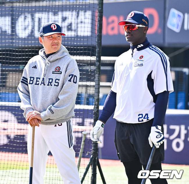 [OSEN=잠실, 박준형 기자] 8일 서울 잠실구장에서 '2026 신한 SOL Bank KBO리그' 두산 베어스와 키움 히어로즈의 경기가 열렸다.이날 두산은 최민석을, 키움은 정세영을 선발투수로 내세웠다.경기 앞서 두산 김원형 감독이 카메론을 바라보고 있다.  2026.04.08 / soul1014@osen.co.kr