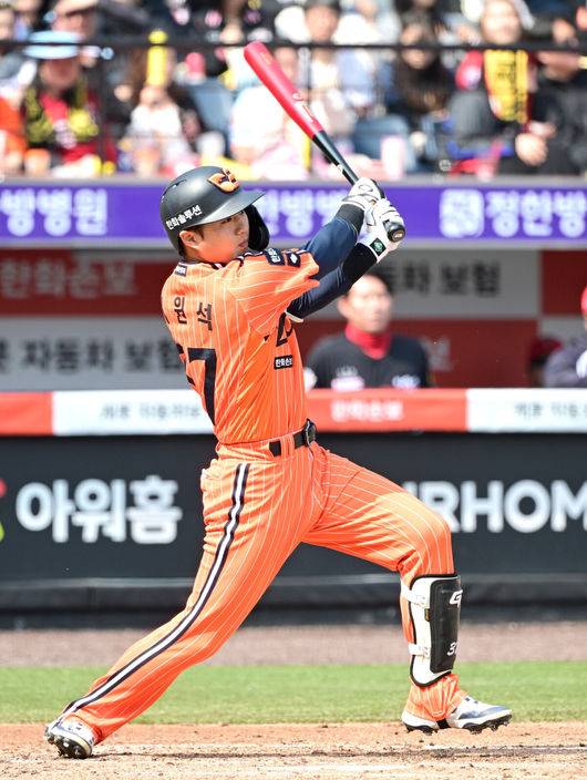 [OSEN=대전, 최규한 기자] 11일 대전 한화생명볼파크에서 ‘2026 신한 SOL KBO리그’ 한화 이글스와 KIA 타이거즈의 경기가 열렸다.홈팀 한화는 왕옌청, 방문팀 KIA는 이의리를 선발로 내세웠다. 3회말 1사 1루 상황 한화 이원석이 달아나는 1타점 우중간 3루타를 날리고 있다. 2026.04.11 / dreamer@osen.co.kr