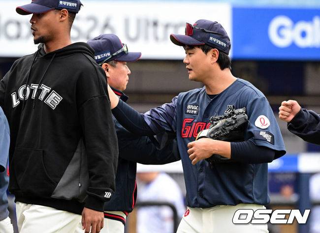 [OSEN=대구, 조은정 기자] 프로야구 롯데 자이언츠가 이틀 연속 홈런 파티를 벌이며 개막 2연전을 싹쓸이했다. 롯데는 29일 대구삼성라이온즈파크에서 열린 삼성 라이온즈와의 원정 경기에서 6-2로 승리했다.지난 28일 삼성과의 정규 시즌 개막전에서 윤동희, 빅터 레이예스, 전준우가 홈런을 터뜨리며 6-3 승리를 거둔 데 이어 이날 경기에서도 손호영, 노진혁, 레이예스가 홈런 4개를 폭발하며 기분 좋은 승리를 가져왔다. 반면 삼성은 1점을 얻는 데 그쳤다. 선발 최원태는&nbsp;시즌 첫 등판을 퀄리티스타트로 장식했으나 타선의 도움을 받지 못해 고배를 마셨다.롯데 김태형 감독, 손호영이 승리를 기뻐하고 있다. 2026.03.29 /cej@osen.co.kr