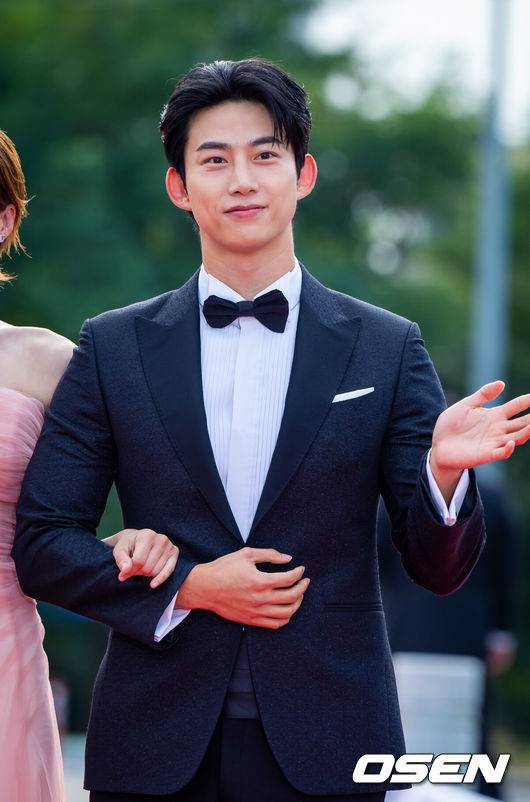 [OSEN=박준형 기자]  2일 오후 서울 여의도 KBS 본관에서 2025 서울드라마어워즈가 진행됐다.이번 시상식은 20주년을 맞아 전 세계 드라마를 대표하는 배우와 제작진이 한자리에 모이는 국제적인 축제다. 이번 시상식에는 배우&nbsp;주지훈,&nbsp;아이유, 김민하, 일본 배우&nbsp;사카구치 켄타로, 가수&nbsp;영탁&nbsp;등이 수상자로 무대에 오른다. 아일릿과 영탁 등 뮤지션들의 축하 공연도 펼쳐진다.&nbsp;메인 MC 옥택연이 포즈를 취하고 있다.   2025.10.02 / soul1014@osen.co.kr