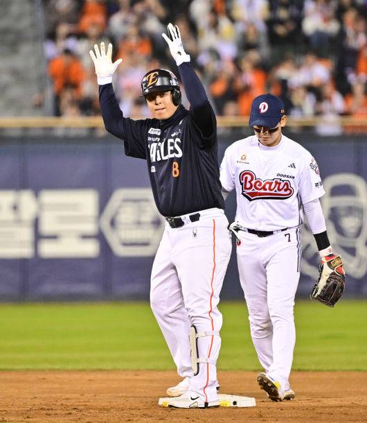 [OSEN=잠실, 박준형 기자] 3일 오후 서울 잠실구장에서 ‘2026 신한은행 SOL Bank KBO리그’ 두산 베어스와 한화 이글스의 경기가 진행됐다.이날 두산은 플렉센을, 한화는 에르난데스를 선발투수로 내세웠다.  4회초 1사 한화 노시환이 2루타를 날리고 세리머니를 하고 있다.    2026.04.02 / soul1014@osen.co.kr