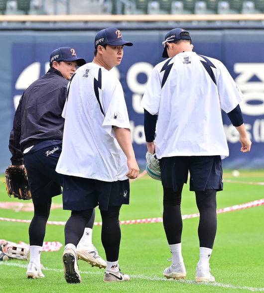 [OSEN=잠실, 박준형 기자] 21일 오후 서울 잠실구장에서 2026 신한 SOL KBO리그 LG 트윈스와 한화 이글스의 경긱 진행됐다.이날 LG는 송승기를, 한화는 문동주를 선발투수로 내세웠다.경기 앞서 한화 노시환이 동료들과 함께 외야 스트레칭을 위해 이동하고 있다.   2026.04.21 / soul1014@osen.co.kr