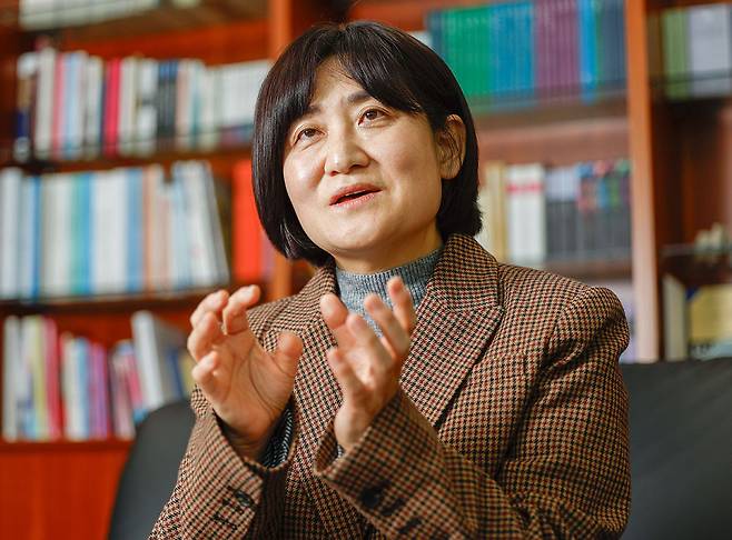 모은영 한국영상자료원장이 14일 서울 마포구 상암동 본원에서 세계일보와 인터뷰하고 있다. 모 원장은 “영화를 넘어 K콘텐츠, 대중문화 전반을 아우르는 복합영상관 마련의 토대를 닦기 위해 노력할 것”이라고 말했다.&nbsp;최상수 기자