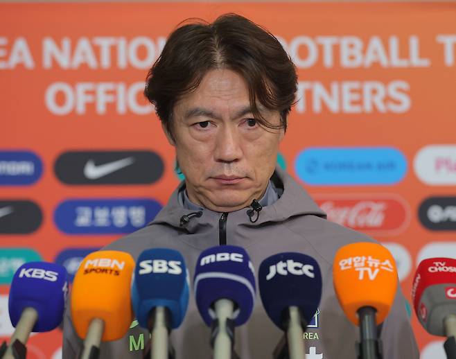 2026 국제축구연맹(FIFA) 북중미 월드컵 소집 전 마지막 평가전을 마치고 돌아온 대한민국 축구 국가대표팀 홍명보 감독이 지난 2일 인천국제공항 제2터미널을 통해 귀국해 취재진의 질문에 답하고 있다. 연합뉴스