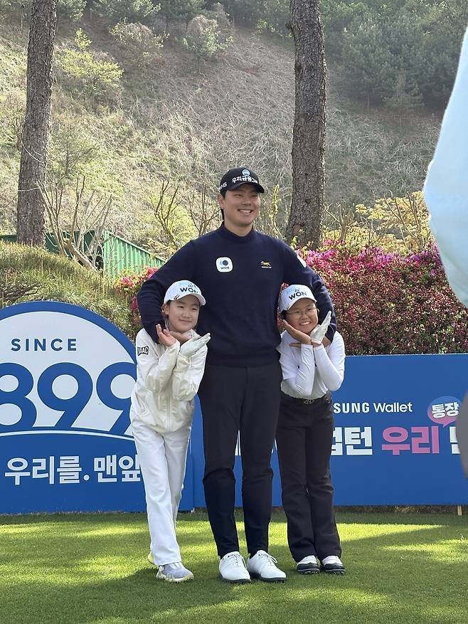 이정환 프로와 골프 꿈나무들, 카메라 앞에서 나란히 포즈를 취하고 있다.