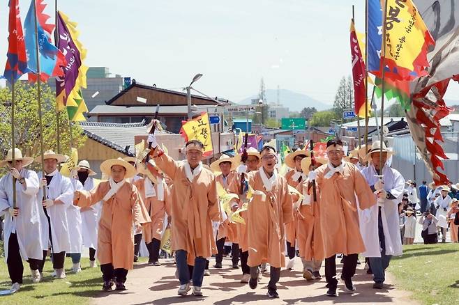 지난 2025년 4월 25일 전북 고창군 공음면 무장기포지 일원에서 열린 제131주년 무장기포 기념제에서 동학농민군 복장을 한 참여자들이 무장기포터를 걸으며 당시 봉기를 재현하고 있다. 고창군 제공